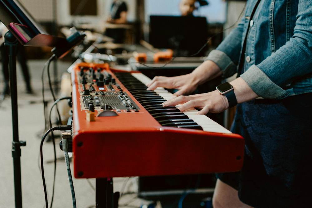 Manos de un músico tocando un teclado